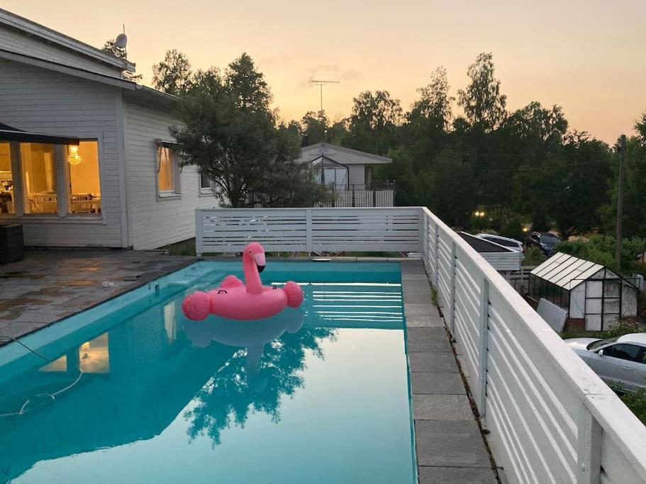 Villa Med Pool Och Bara 600M Till Havet! Trosa Bagian luar foto