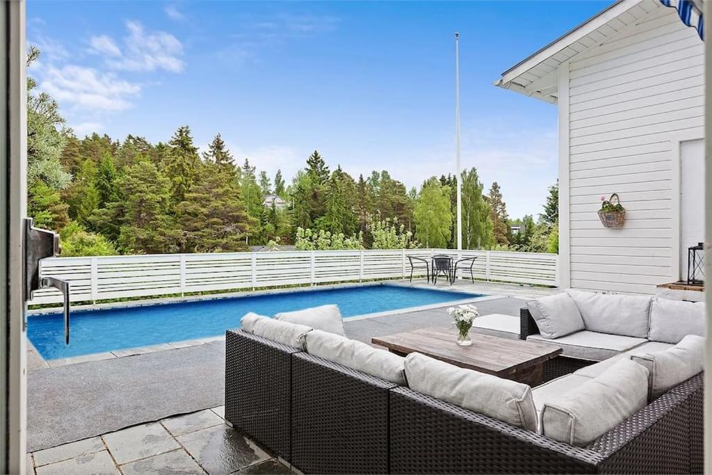 Villa Med Pool Och Bara 600M Till Havet! Trosa Bagian luar foto