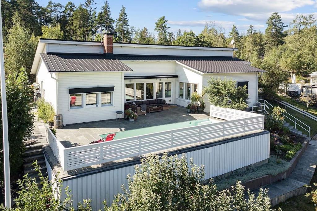 Villa Med Pool Och Bara 600M Till Havet! Trosa Bagian luar foto