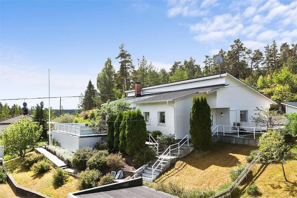 Villa Med Pool Och Bara 600M Till Havet! Trosa Bagian luar foto